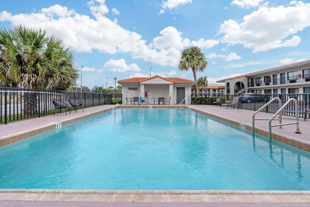 Quality Inn & Suites Orlando East - Ucf Area Alafaya Bagian luar foto