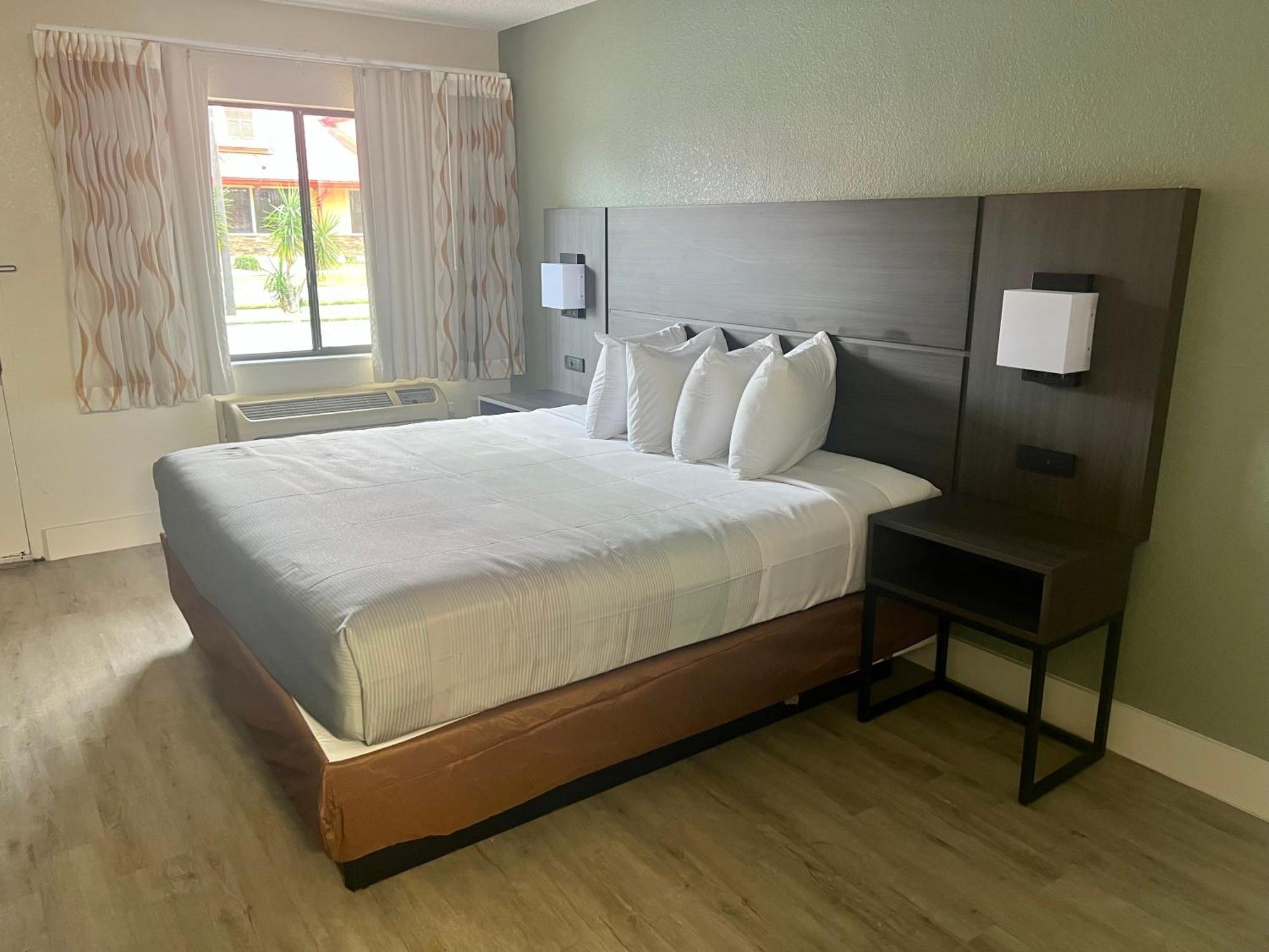 Quality Inn & Suites Orlando East - Ucf Area Alafaya Bagian luar foto